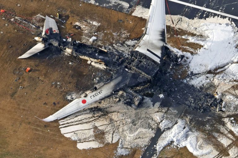 Collision at Tokyo-Haneda Airport |  Japan Airlines says its plane was cleared to land