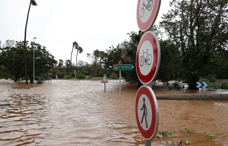 Cyclone “Belal” moves away from Reunion and causes initial damage to Mauritius