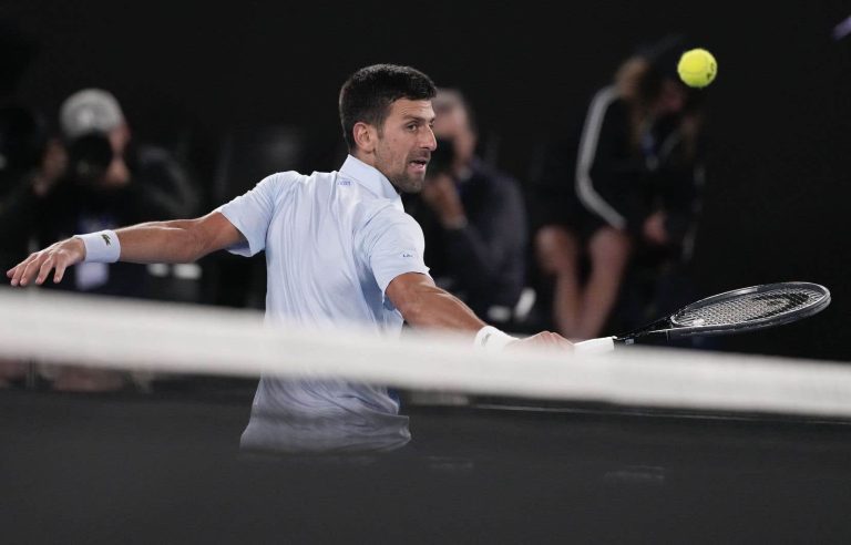 Djokovic works hard to advance to the next round