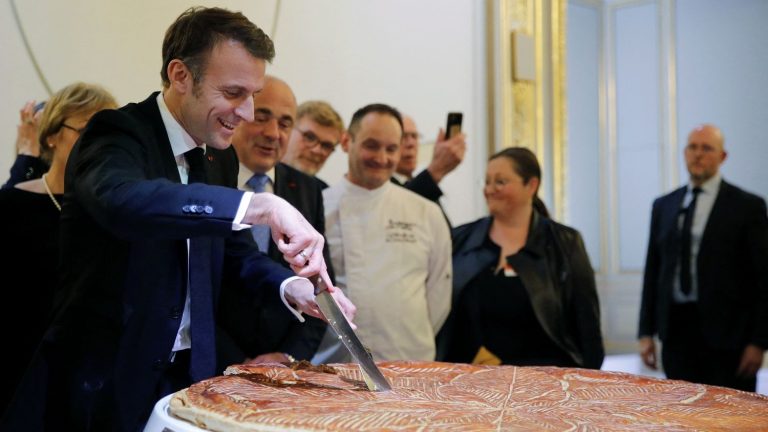 During the Epiphany cake ceremony at the Élysée, Emmanuel Macron leaves nothing to show about a possible reshuffle