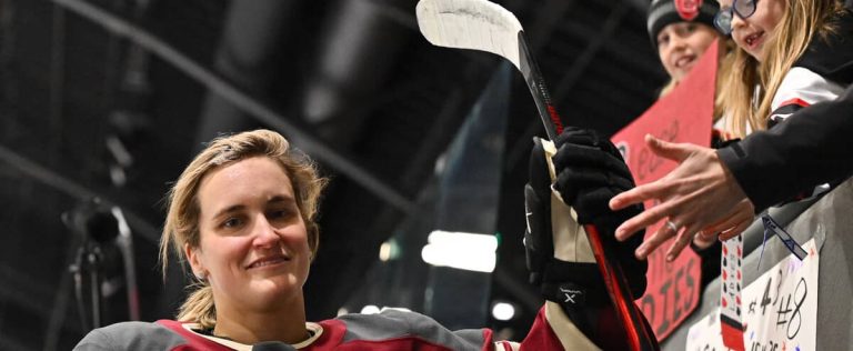 [EN PHOTOS] A supercharged atmosphere for women’s hockey