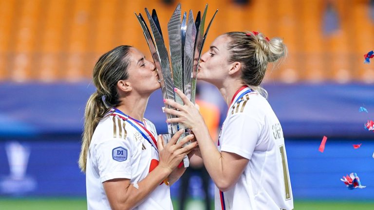 Ellie Carpenter and Danielle van de Donk, two players from Lyon, announce their engagement