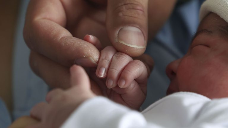 Emmanuel Macron announces the transformation of parental leave into birth leave, “better paid” and “shorter”