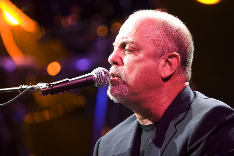 First song in 17 years |  Billy Joel turns the lights back on