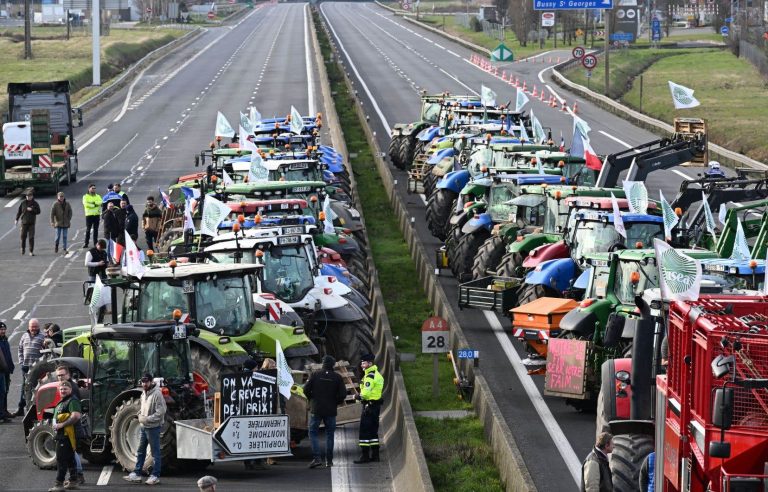 France: start of the “siege” of Paris by angry farmers