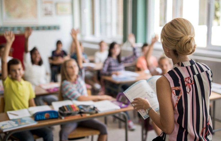 Franco-Ontarian teachers adopt a strike mandate