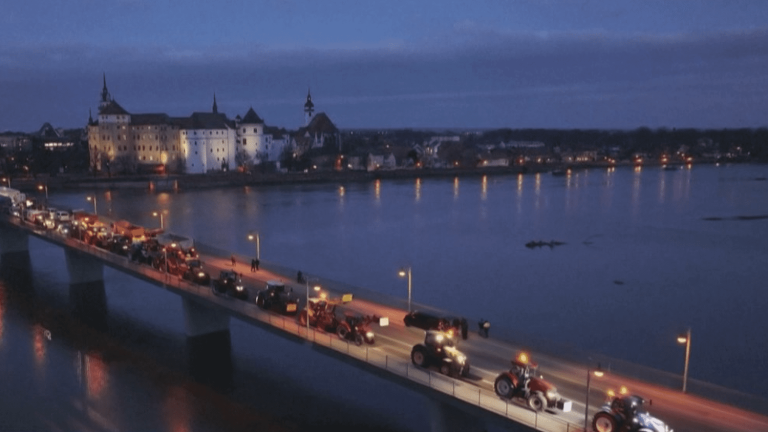 German farmers block roads