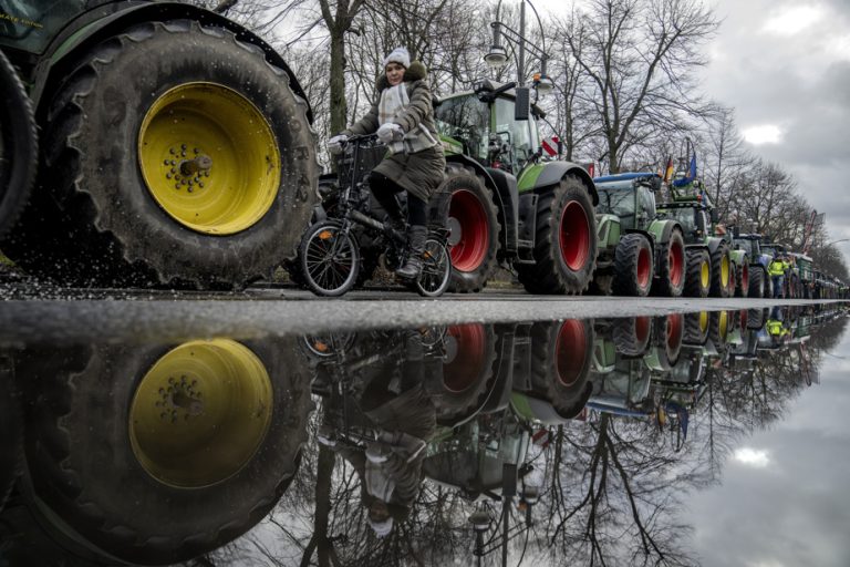 Germany |  Thousands of tractors parade through Berlin