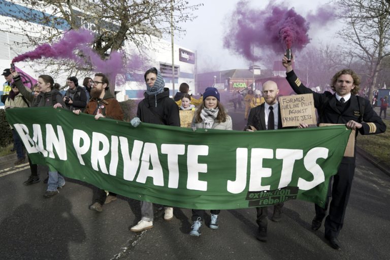 Greta Thunberg demonstrates alongside the English against private jets