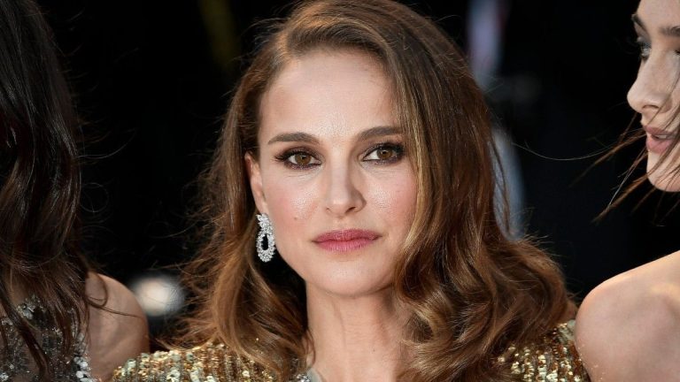 “I don’t think this is the place to talk about it”, Natalie Portman refuses to answer a question from Laurent Delahousse