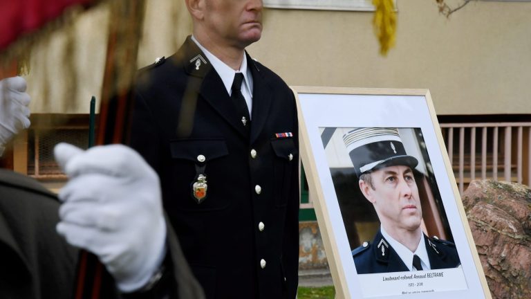 “I owe it to him to be alive today”, testifies a former hostage saved by gendarme Arnaud Beltrame