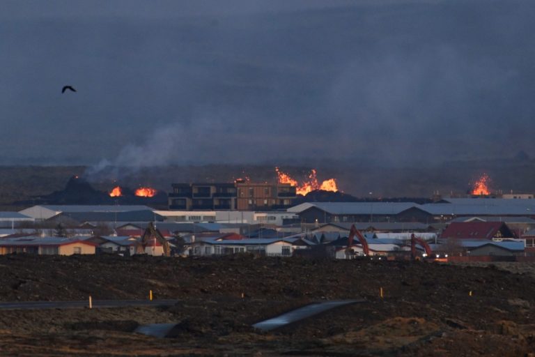 Iceland |  Houses on fire after new volcanic eruption near Grindavik