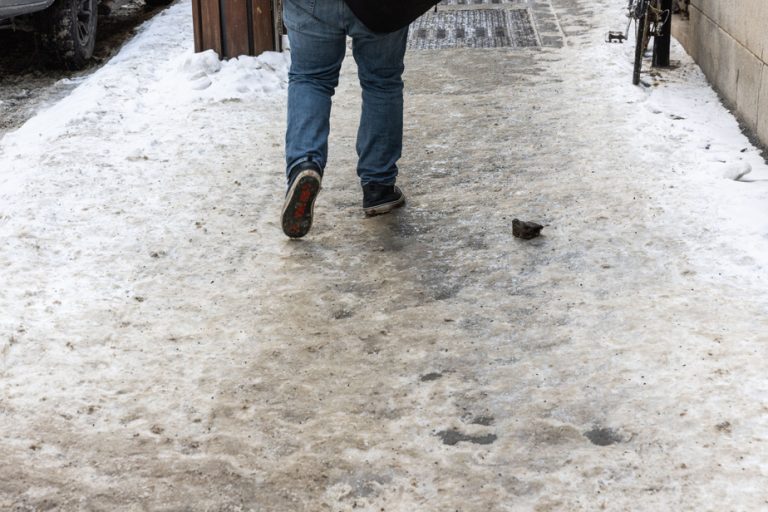 Icy sidewalks |  “An exceptional situation, impossible to resolve” quickly, says the City