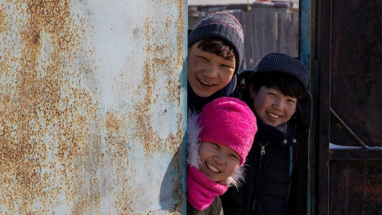 “If only I could hibernate”, a moving social and political evocation of Mongolia