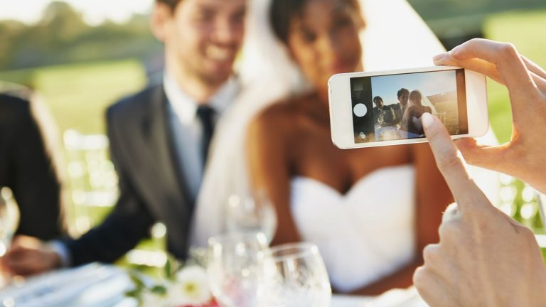 In American weddings, after photographers and cameramen, here are the social network specialists!