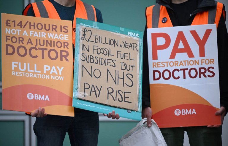 In England, young doctors start a six-day strike to obtain better salaries