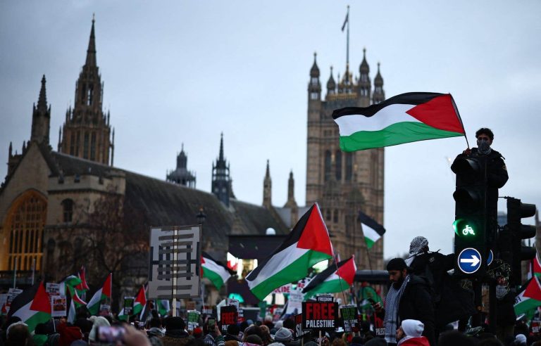 In Washington and London, thousands demonstrate in support of the Palestinians