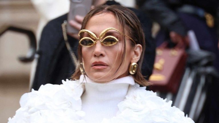 In pictures – Jennifer Lopez, why did her eyes attract all the attention at Fashion Week?