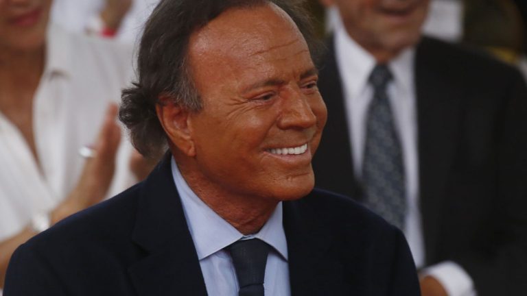 Julio Iglesias arrested at the airport for carrying… too much food!