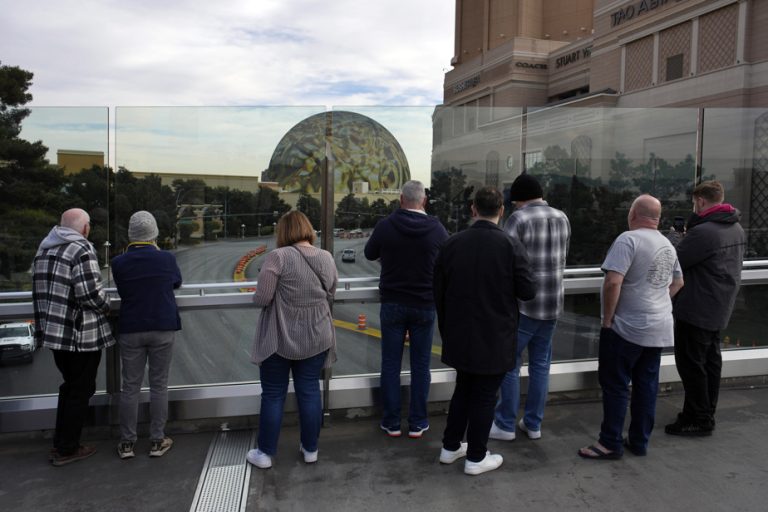 Las Vegas |  Stopping on the Strip pedestrian bridges is now prohibited