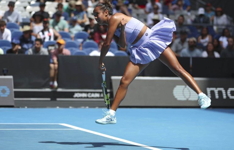 Leylah Fernandez advances to second round of Australian Open