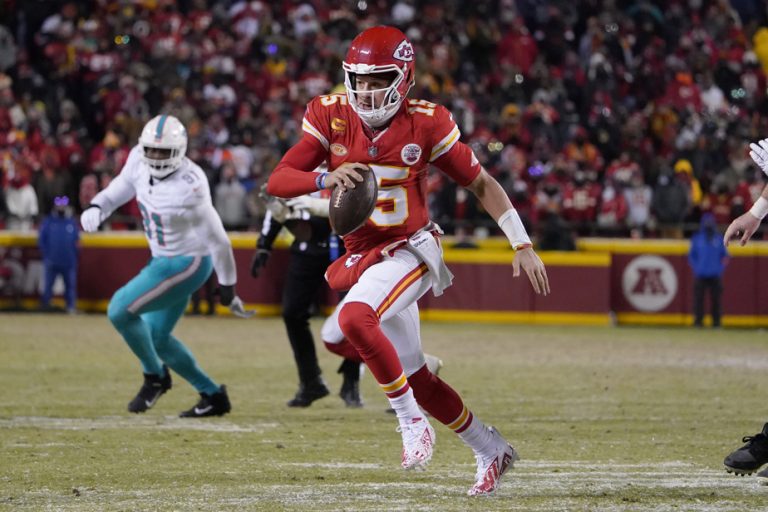 Mahomes leads Chiefs to 26-7 win over Dolphins