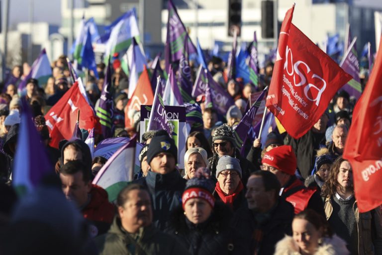 Massive strike in a Northern Ireland in full political blockage