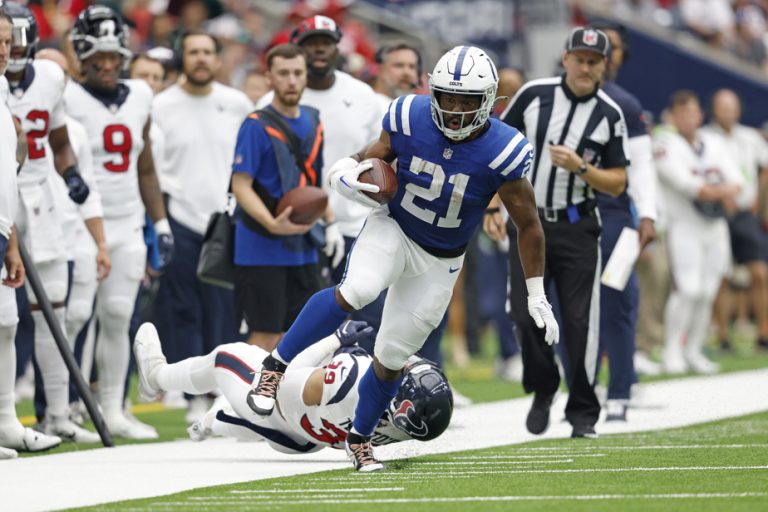 NFL |  A decisive playoff game between the Texans and the Colts