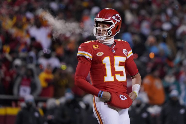 NFL Playoffs |  Patrick Mahomes prepares to face a hostile crowd in Buffalo