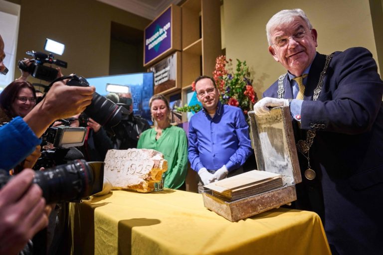 Netherlands |  Century-old time capsule found under statue of king