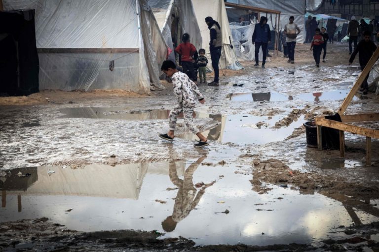 Ottawa called to help Canadian family members stuck in Gaza