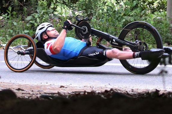 Para-cycling on the road |  Without mechanical problems, Charles Moreau leads the race