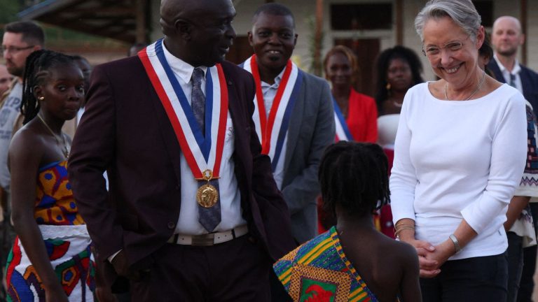 Prime Minister Elisabeth Borne celebrates New Year’s Eve in Guyana with soldiers engaged against illegal gold panning