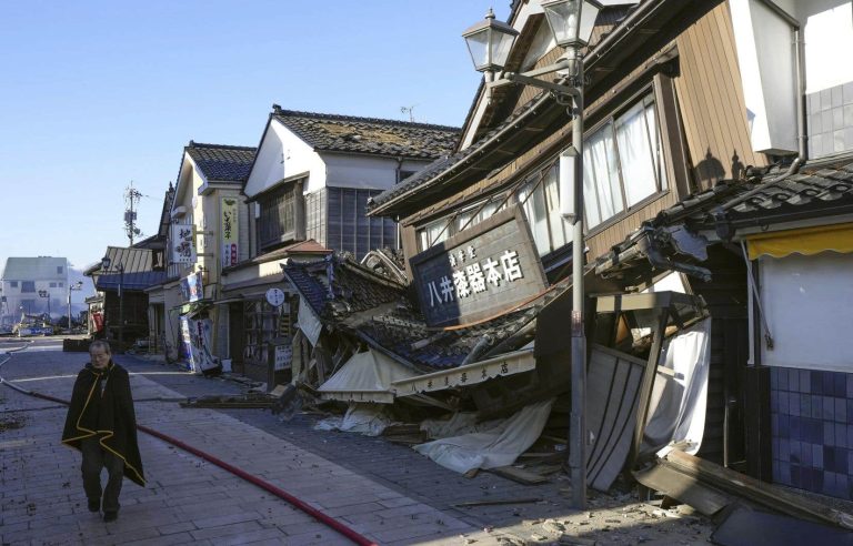 “Race against time” to find survivors of an earthquake in Japan