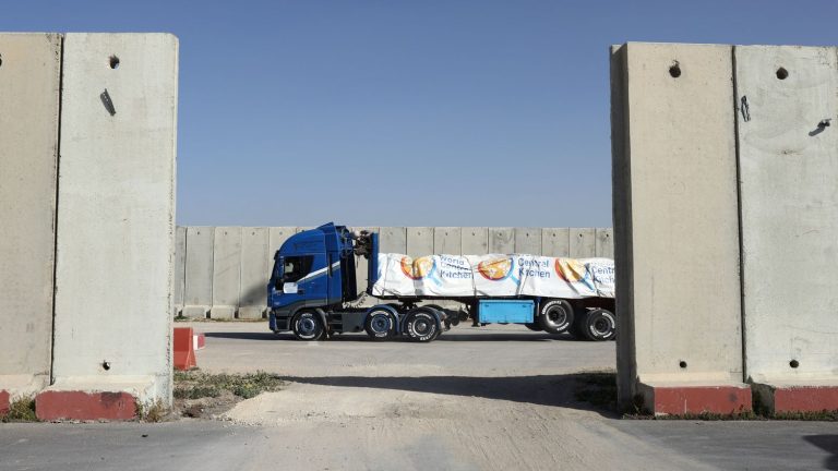 Report Fighting, logistical problems and diversions… On the border between Israel and Gaza, these questions piling up on humanitarian aid