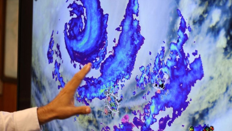 Reunion Island will go into purple cyclone alert at 6 a.m. local time, 3 a.m. in mainland France, decides the prefect