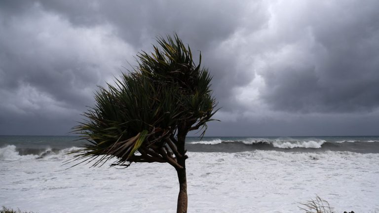 Reunion prepares for the arrival of an intense tropical cyclone and goes into orange cyclone alert