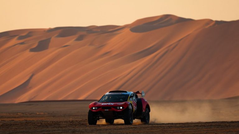 Sébastien Loeb wins the 48-hour marathon stage in the car, Carlos Sainz takes control of the general classification