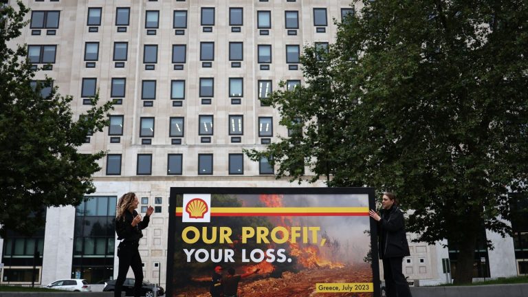 Shell shareholders join forces to demand climate targets in line with the Paris agreement