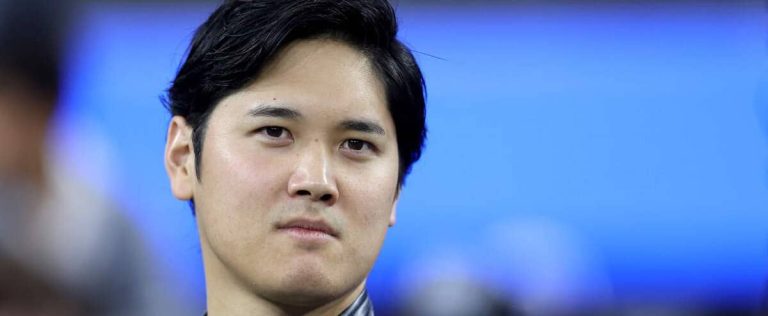 Shohei Ohtani takes out his wallet to help his family