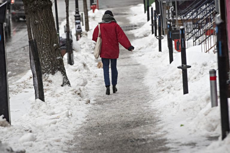 Slippery sidewalks |  Montreal must “salt, salt, salt,” says Plante