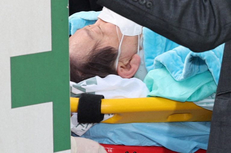 South Korea |  Stabbed opposition leader remains hospitalized, police investigate motive