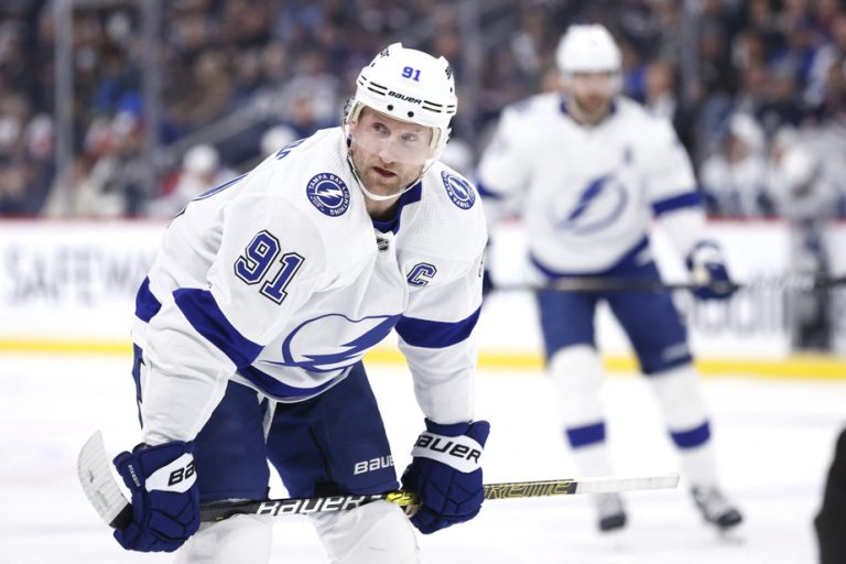 Steven Stamkos will stay with the Lightning for at least the rest of the season