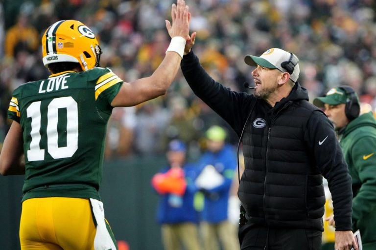 Sunday in the NFL |  Packers beat Bears to advance to playoffs