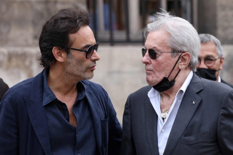 Tensions in the Delon family |  His son says they are not linked to inheritance