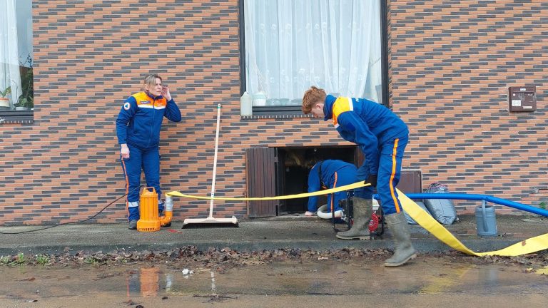 Thanks to a slow decline, Civil Protection volunteers begin pumping the cellars to “get people out of trouble”