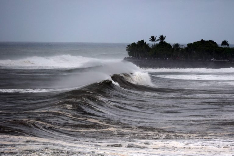 The French island of Reunion confined under the threat of a historic cyclone