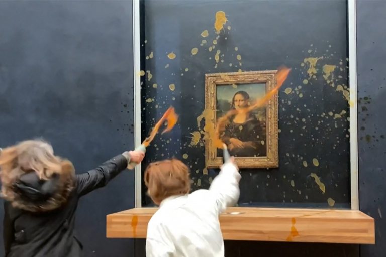 The Mona Lisa sprinkled at the Louvre |  The two ecologists will have to pay a contribution