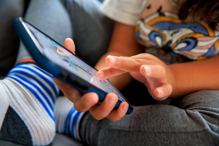 The Parti Québécois wants to tackle screen time among young people