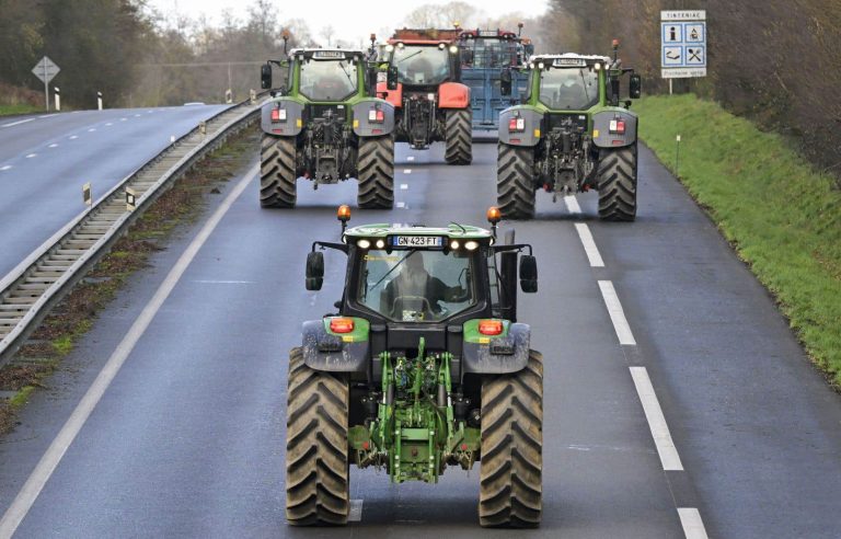 The anger of French farmers spreads on the roads